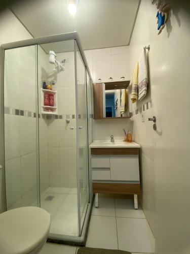 Bilik mandi di Quarto aconchegante com banheiro