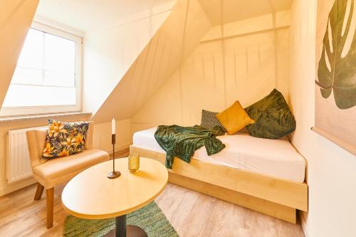 a small room with a bed and a table at Rochter Landhotel in Zeltingen-Rachtig