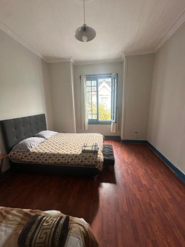 an empty room with two beds and a window at Casa de Huéspedes Providencia Baquedano in Santiago