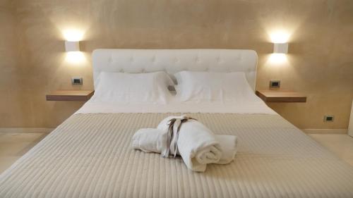 トラーニにあるBorgo Marsalaのベッドルーム1室(大きな白いベッド1台、タオル付)