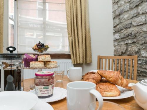 una mesa con cruasanes y otros pasteles. en The Counting House, en Wirksworth
