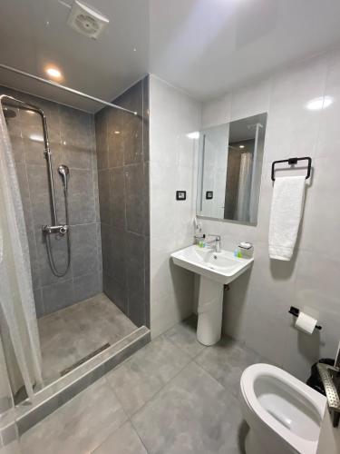 ABC Yerevan पर एक बाथरूम