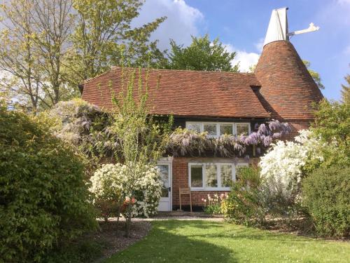 Κήπος έξω από το Cowford Oast