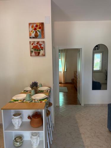 jadalnia ze stołem i lustrem w obiekcie Magaggiari Beach House w mieście Cinisi