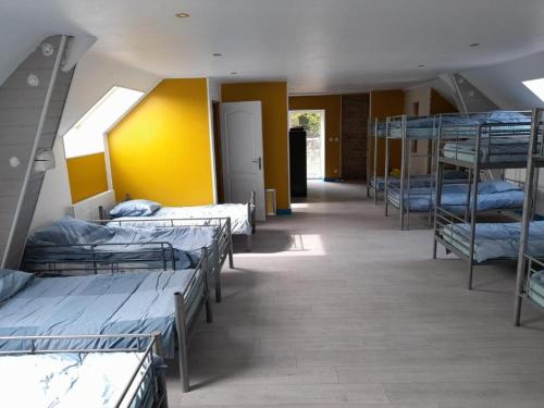 een rij stapelbedden in een slaapzaal bij king conde in Saint-Pierre-du-Regard