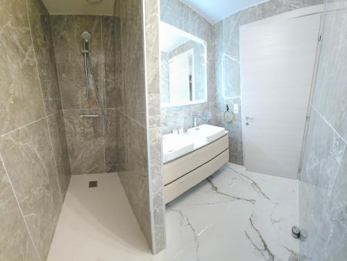 une salle de bain avec un lavabo et une douche dans l'établissement Chez Vicky, à Ajaccio