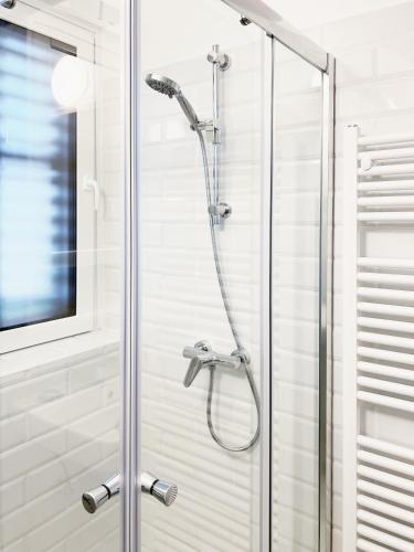 Ένα μπάνιο στο Sherlock's Holidays boutique rooms