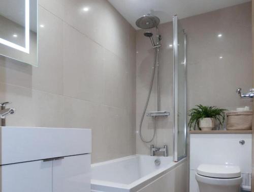 Koupelna v ubytování Modern 3 Bed House nr Southampton Town-Parking Contractors Welcome