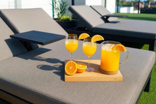 フィネストラットにあるVILLA VERAMARのテーブルにトレイ(オレンジジュース2杯付)