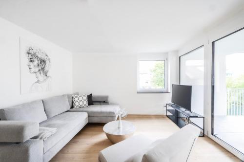 BürsにあるRosengarten Apartmentsのソファとテレビのあるリビングルーム