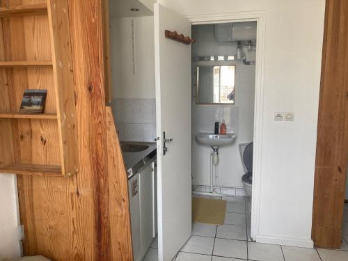 une petite salle de bain avec un lavabo et des toilettes dans l'établissement Charmant Studio à Belleville, à Paris