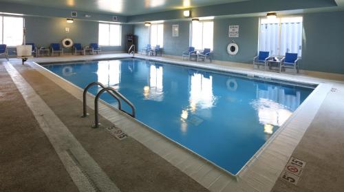 a large swimming pool in a hotel room at Holiday Inn Express Hotel & Suites Cincinnati Southeast Newport by IHG in Bellevue