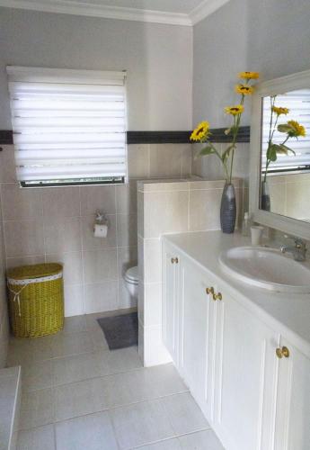 Bilik mandi di Koru Guesthouse