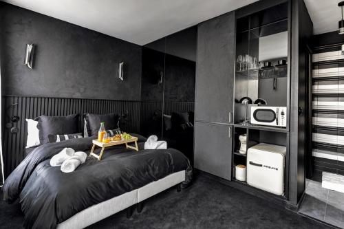 Postel nebo postele na pokoji v ubytování Dark Marais