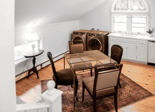 Posezení v ubytování Farmhouse with Heated Pool on almost 160 Acres