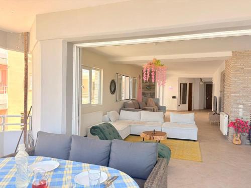Χώρος καθιστικού στο To Kyma Seafront Apartment in Xylokastro