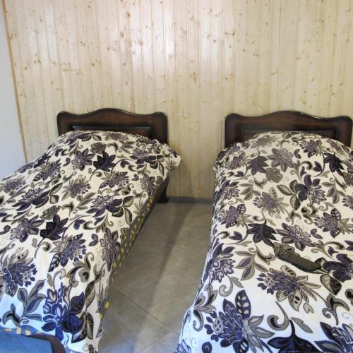 two beds sitting next to each other in a bedroom at GuestHouse Ellie- Elisabeth in Adishi