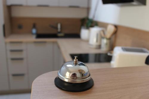 un objet argenté et noir sur un comptoir de cuisine dans l'établissement Appartement spacieux aux portes de Paris, à Asnières-sur-Seine