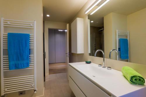 a bathroom with a sink and a mirror at Casa Bella Vista in Laveno