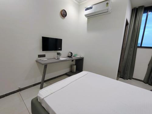 Televisyen dan/atau pusat hiburan di hotel vihaan inn