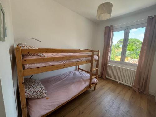 Maison familiale avec jardin et parking , à 300m de la plage