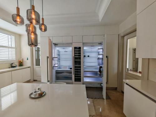 una cucina con bancone bianco e frigorifero di Casa de Campo Luxury Villa with private Pool & Jacuzzi, Near Beach, Marina, Golf, Restaurants & Altos de Chavon a La Romana