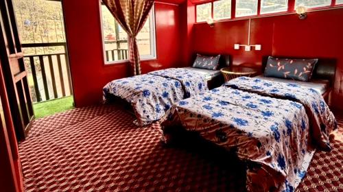 Postel nebo postele na pokoji v ubytování Lama Hotel - Cafe De Himalaya