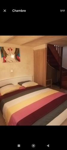 une chambre avec un grand lit dans une pièce dans l'établissement Un chez soi bord de mer, à Trouville-sur-Mer