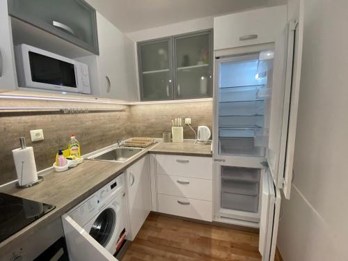 A kitchen or kitchenette at Amel -new luxury apartment close to the beach