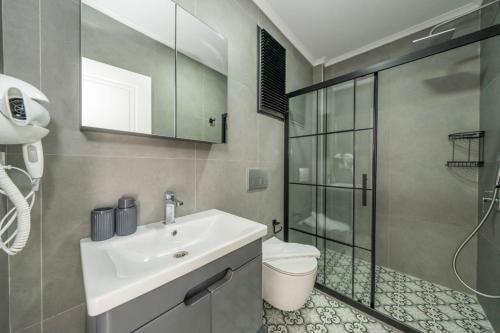 Ένα μπάνιο στο Dede Suites Fethiye