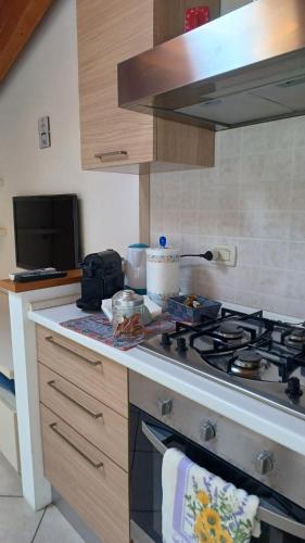 a kitchen with a stove and a counter top at Le Mura Holiday Home in Gera in Pizzighettone