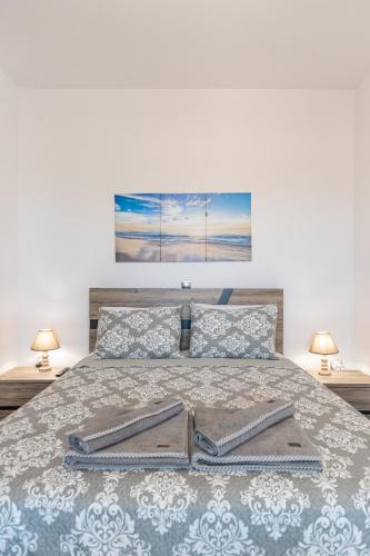 a bedroom with a bed with two towels on it at Villa vista azzurra in Maragkas