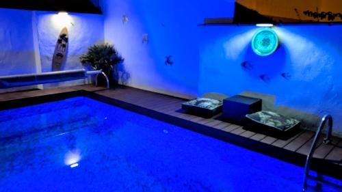 une grande piscine avec un éclairage bleu dans une maison dans l'établissement Chambre spacieuse, indépendante, 700m de la gare, à Narbonne