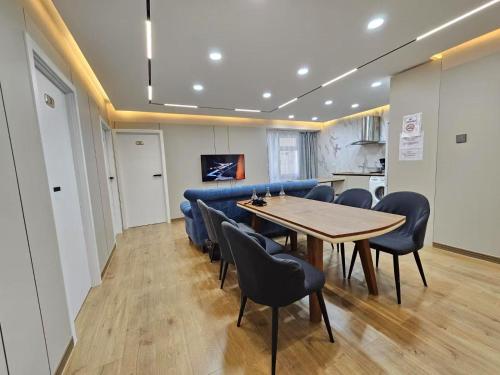 Телевизор и/или развлекательный центр в Central Guest House