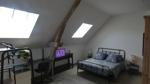 une chambre avec un lit et une télévision dans l'établissement Au long du cher, à Véretz