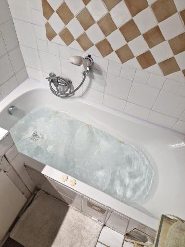 La Sérénade tesisinde bir banyo