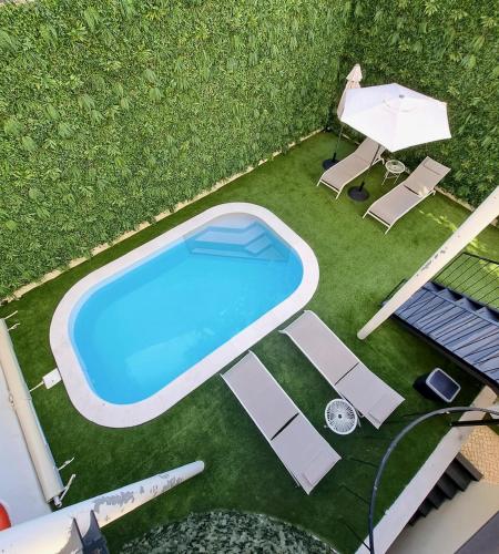 an overhead view of a swimming pool in a yard at Lisbon City Hollywood Hotel by City Hotels in Lisbon