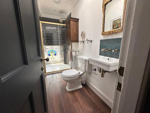 un baño con inodoro y lavabo en The Royal Tay Apartment, en Dundee