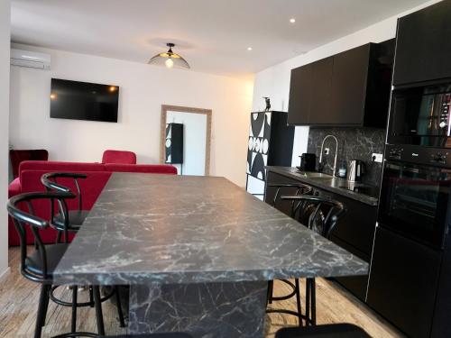 Photo de la galerie de l'établissement Cap Estérel Vivez le Prestige dans un Spacieux Appartement Haut de Gamme avec Vue Mer, piscines, à Saint-Raphaël