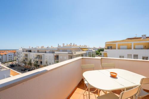 Tavira Getaway with Balcony and Sea View
