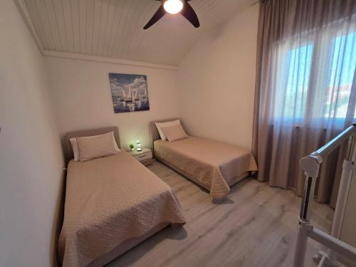Postel nebo postele na pokoji v ubytování Lantana Apartment