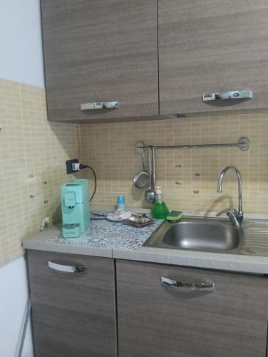 a kitchen counter with a sink and a mixer at Casa Akira Margot in Floridia
