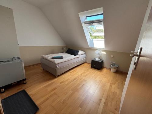 a small bedroom with a bed and a window at Einzelzimmer-Bad, Kühlschrank-TV-15 in Meine