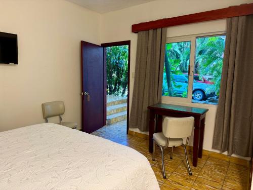 Postel nebo postele na pokoji v ubytování Hotel Cosmos
