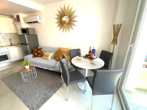 Reel Apartments- Walk to the beach and centre