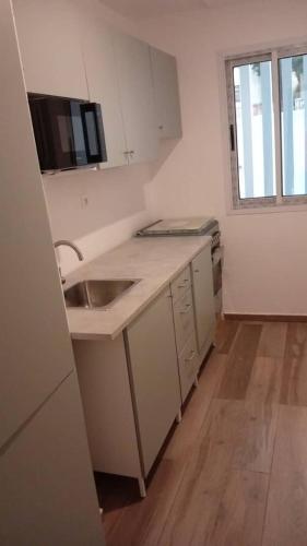 una cucina con un lavello e un piano di lavoro di Le Conviviall a Yaoundé