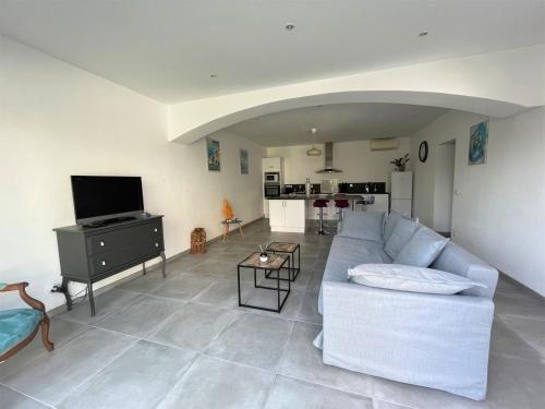 Cozy house, sleeps 6, pool