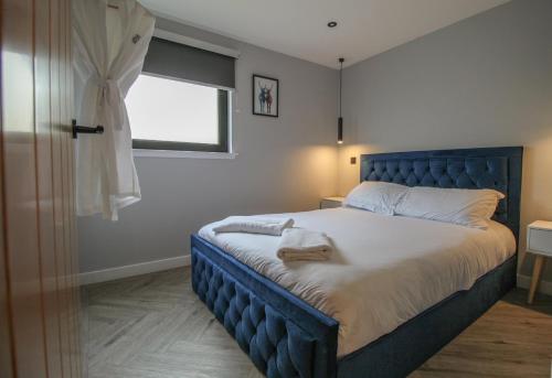 Llit o llits en una habitació de River Logie Lodges