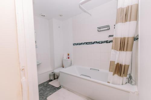 Koupelna v ubytování Chic 3 Bed Flat on Harbour Way