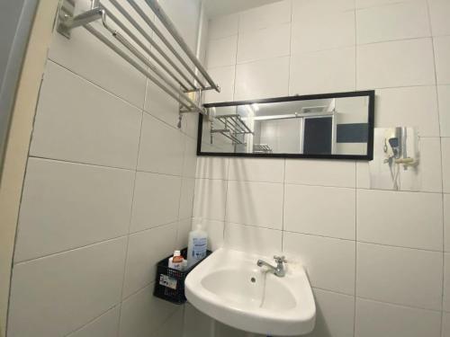 Un baño de Minimalist Duplex @ BayanLepas
